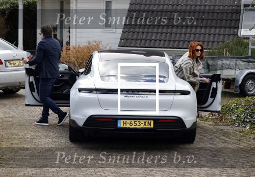 Alkmaar Stompetoren 5 april 2021
Leontine Borsato en Marco Borsato rijden met de porsche Taycan naar het huis van zijn moeder Mary om pasen te vieren