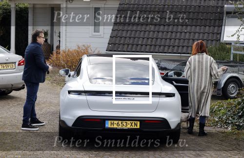 Alkmaar Stompetoren 5 april 2021
Leontine Borsato en Marco Borsato rijden met de porsche Taycan naar het huis van zijn moeder Mary om pasen te vieren