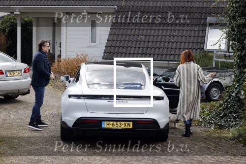 Alkmaar Stompetoren 5 april 2021
Leontine Borsato en Marco Borsato rijden met de porsche Taycan naar het huis van zijn moeder Mary om pasen te vieren