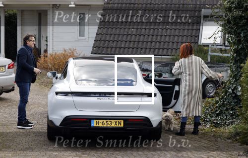 Alkmaar Stompetoren 5 april 2021
Leontine Borsato en Marco Borsato rijden met de porsche Taycan naar het huis van zijn moeder Mary om pasen te vieren