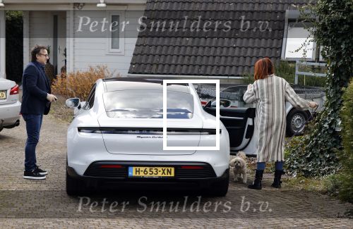 Alkmaar Stompetoren 5 april 2021
Leontine Borsato en Marco Borsato rijden met de porsche Taycan naar het huis van zijn moeder Mary om pasen te vieren