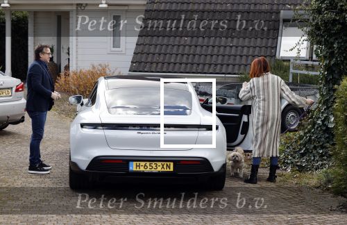 Alkmaar Stompetoren 5 april 2021
Leontine Borsato en Marco Borsato rijden met de porsche Taycan naar het huis van zijn moeder Mary om pasen te vieren