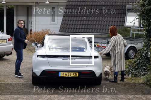 Alkmaar Stompetoren 5 april 2021
Leontine Borsato en Marco Borsato rijden met de porsche Taycan naar het huis van zijn moeder Mary om pasen te vieren