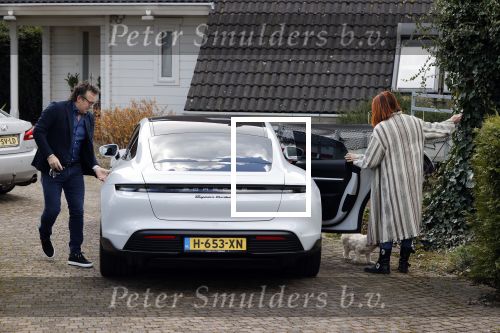 Alkmaar Stompetoren 5 april 2021
Leontine Borsato en Marco Borsato rijden met de porsche Taycan naar het huis van zijn moeder Mary om pasen te vieren
