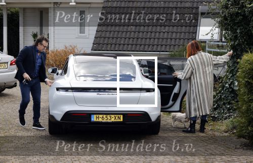Alkmaar Stompetoren 5 april 2021
Leontine Borsato en Marco Borsato rijden met de porsche Taycan naar het huis van zijn moeder Mary om pasen te vieren