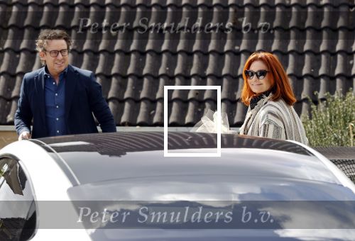 Alkmaar Stompetoren 5 april 2021
Leontine Borsato en Marco Borsato rijden met de porsche Taycan naar het huis van zijn moeder Mary om pasen te vieren