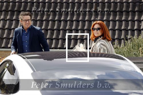 Alkmaar Stompetoren 5 april 2021
Leontine Borsato en Marco Borsato rijden met de porsche Taycan naar het huis van zijn moeder Mary om pasen te vieren