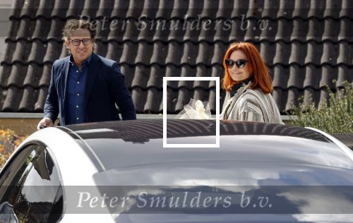 Alkmaar Stompetoren 5 april 2021
Leontine Borsato en Marco Borsato rijden met de porsche Taycan naar het huis van zijn moeder Mary om pasen te vieren