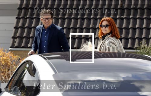 Alkmaar Stompetoren 5 april 2021
Leontine Borsato en Marco Borsato rijden met de porsche Taycan naar het huis van zijn moeder Mary om pasen te vieren