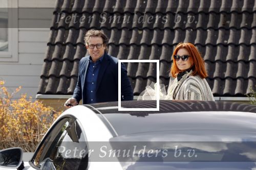 Alkmaar Stompetoren 5 april 2021
Leontine Borsato en Marco Borsato rijden met de porsche Taycan naar het huis van zijn moeder Mary om pasen te vieren