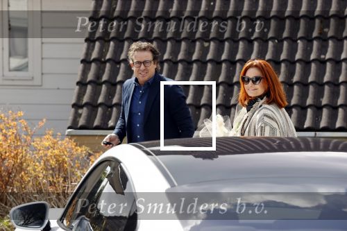Alkmaar Stompetoren 5 april 2021
Leontine Borsato en Marco Borsato rijden met de porsche Taycan naar het huis van zijn moeder Mary om pasen te vieren