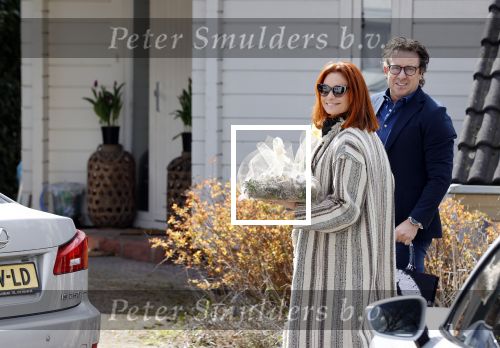 Alkmaar Stompetoren 5 april 2021
Leontine Borsato en Marco Borsato rijden met de porsche Taycan naar het huis van zijn moeder Mary om pasen te vieren