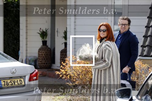 Alkmaar Stompetoren 5 april 2021
Leontine Borsato en Marco Borsato rijden met de porsche Taycan naar het huis van zijn moeder Mary om pasen te vieren