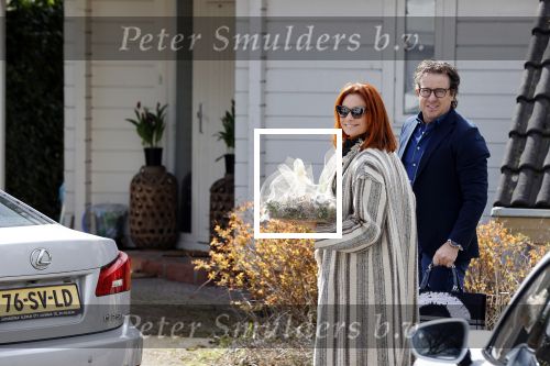 Alkmaar Stompetoren 5 april 2021
Leontine Borsato en Marco Borsato rijden met de porsche Taycan naar het huis van zijn moeder Mary om pasen te vieren