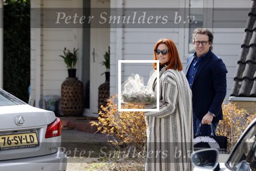 Alkmaar Stompetoren 5 april 2021
Leontine Borsato en Marco Borsato rijden met de porsche Taycan naar het huis van zijn moeder Mary om pasen te vieren