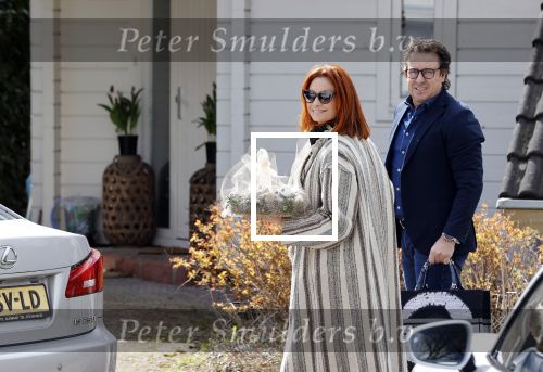 Alkmaar Stompetoren 5 april 2021
Leontine Borsato en Marco Borsato rijden met de porsche Taycan naar het huis van zijn moeder Mary om pasen te vieren