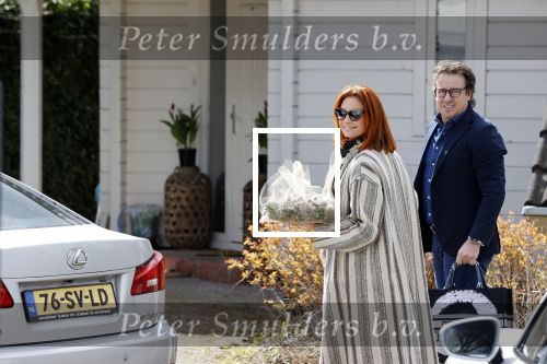 Alkmaar Stompetoren 5 april 2021
Leontine Borsato en Marco Borsato rijden met de porsche Taycan naar het huis van zijn moeder Mary om pasen te vieren