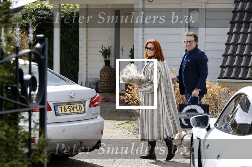 Alkmaar Stompetoren 5 april 2021
Leontine Borsato en Marco Borsato rijden met de porsche Taycan naar het huis van zijn moeder Mary om pasen te vieren