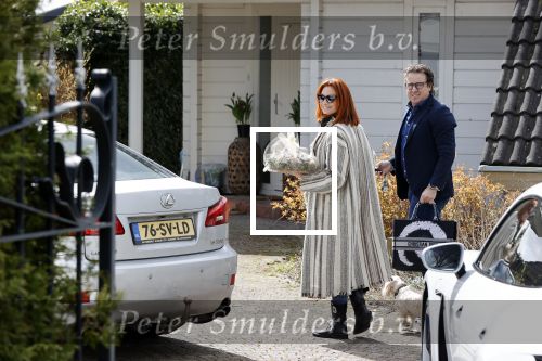Alkmaar Stompetoren 5 april 2021
Leontine Borsato en Marco Borsato rijden met de porsche Taycan naar het huis van zijn moeder Mary om pasen te vieren