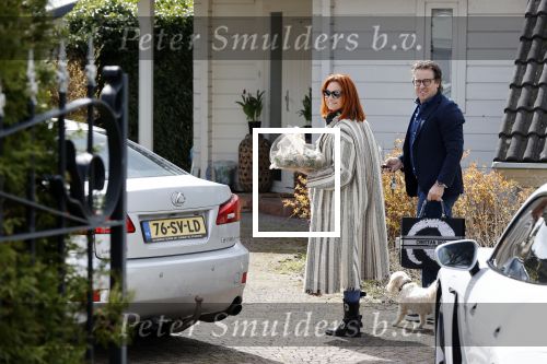 Alkmaar Stompetoren 5 april 2021
Leontine Borsato en Marco Borsato rijden met de porsche Taycan naar het huis van zijn moeder Mary om pasen te vieren