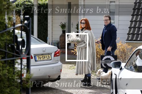 Alkmaar Stompetoren 5 april 2021
Leontine Borsato en Marco Borsato rijden met de porsche Taycan naar het huis van zijn moeder Mary om pasen te vieren