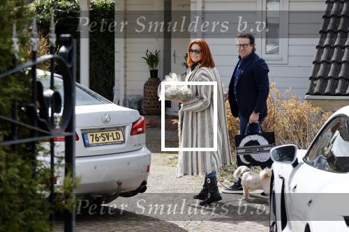 Alkmaar Stompetoren 5 april 2021
Leontine Borsato en Marco Borsato rijden met de porsche Taycan naar het huis van zijn moeder Mary om pasen te vieren