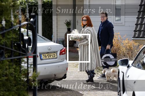 Alkmaar Stompetoren 5 april 2021
Leontine Borsato en Marco Borsato rijden met de porsche Taycan naar het huis van zijn moeder Mary om pasen te vieren