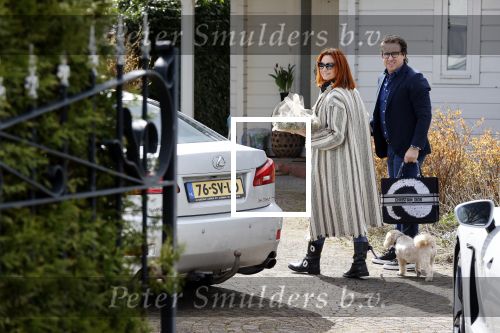 Alkmaar Stompetoren 5 april 2021
Leontine Borsato en Marco Borsato rijden met de porsche Taycan naar het huis van zijn moeder Mary om pasen te vieren