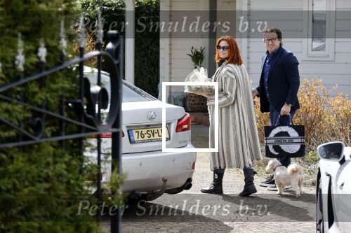 Alkmaar Stompetoren 5 april 2021
Leontine Borsato en Marco Borsato rijden met de porsche Taycan naar het huis van zijn moeder Mary om pasen te vieren