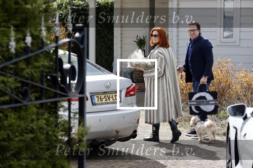 Alkmaar Stompetoren 5 april 2021
Leontine Borsato en Marco Borsato rijden met de porsche Taycan naar het huis van zijn moeder Mary om pasen te vieren