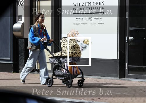 Amsterdam 1 april 2021
Lizzy v d Ligt op de pc hooftstraat achter de kinderwagen.