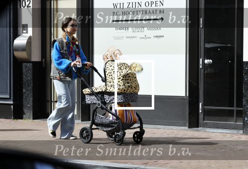 Amsterdam 1 april 2021
Lizzy v d Ligt op de pc hooftstraat achter de kinderwagen.
