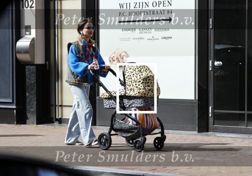 Amsterdam 1 april 2021
Lizzy v d Ligt op de pc hooftstraat achter de kinderwagen.