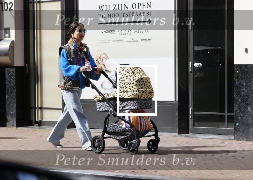 Amsterdam 1 april 2021
Lizzy v d Ligt op de pc hooftstraat achter de kinderwagen.
