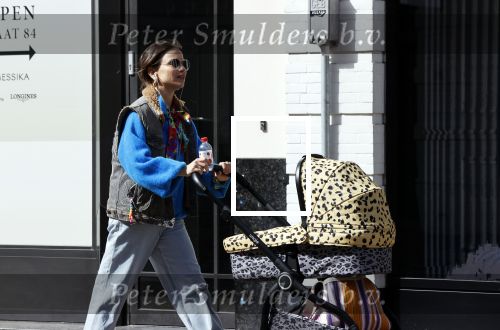 Amsterdam 1 april 2021
Lizzy v d Ligt op de pc hooftstraat achter de kinderwagen.