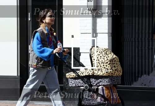 Amsterdam 1 april 2021
Lizzy v d Ligt op de pc hooftstraat achter de kinderwagen.