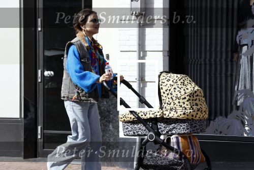 Amsterdam 1 april 2021
Lizzy v d Ligt op de pc hooftstraat achter de kinderwagen.