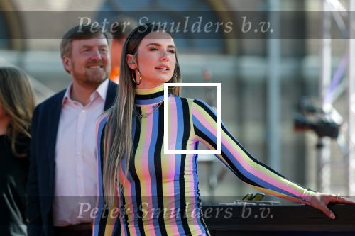 Den Haag 28 april 2021
Concert the streamers bij paleis Noordeinde. Koning Willem Alexander Koningin Maxima prinses Amalia Alexia Ariane zijn aanwezig . The streamers bestaan oa uit Guus Meeuwis Thomas Acda Paul deMunnik Roel v Velzen Raycoon Nick Schilder Simon Keizer Paul de Leeuw Davina Michelle Rolf Sanchez Maan Suzanne en Freek Armin v Buuren Danny Vera Sanne Hans (Miss Montreal) Duncan Laurence Frank Lammers Diggy Dex Kraantje Pappie