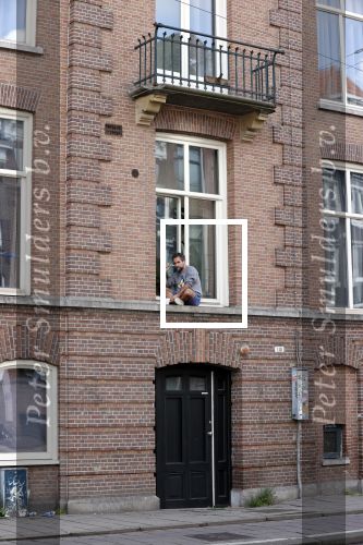 Amsterdam 17 mei 2021
Man zit buiten op zijn vensterbank sigaretje te roken