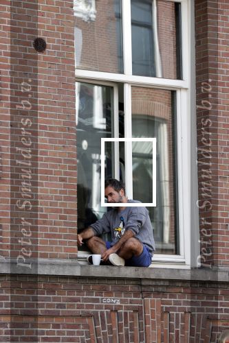Amsterdam 17 mei 2021
Man zit buiten op zijn vensterbank sigaretje te roken