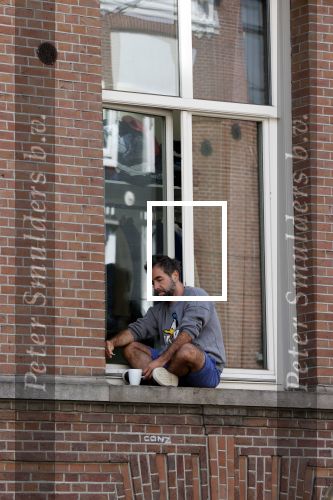 Amsterdam 17 mei 2021
Man zit buiten op zijn vensterbank sigaretje te roken
