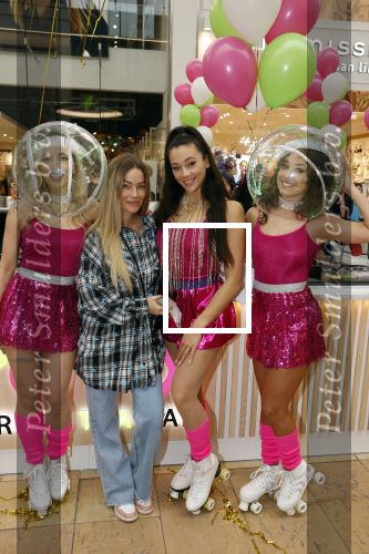 Amstelveen 27 mei 2021
Opening Yoyo tea bar van Rachel Hazes in winkelcentrum Amstelveen.
Andre Hazes zijn vriendinSarah v Soelen en haar ouders zijn ook aanwezig. manon Kool