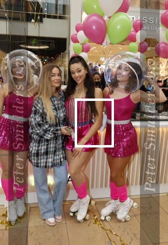 Amstelveen 27 mei 2021
Opening Yoyo tea bar van Rachel Hazes in winkelcentrum Amstelveen.
Andre Hazes zijn vriendinSarah v Soelen en haar ouders zijn ook aanwezig. manon Kool