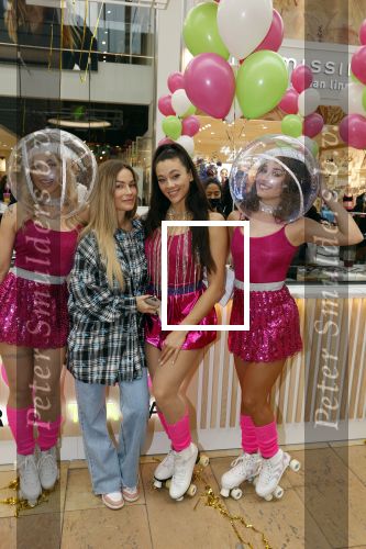 Amstelveen 27 mei 2021
Opening Yoyo tea bar van Rachel Hazes in winkelcentrum Amstelveen.
Andre Hazes zijn vriendinSarah v Soelen en haar ouders zijn ook aanwezig. manon Kool