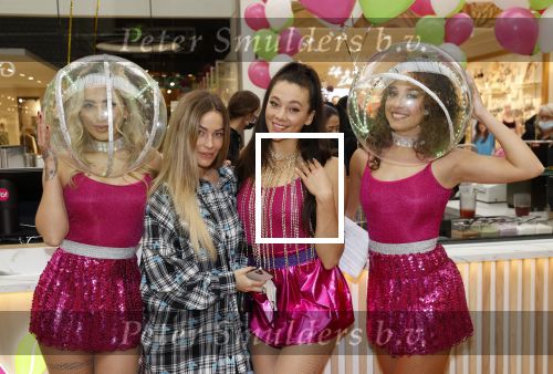 Amstelveen 27 mei 2021
Opening Yoyo tea bar van Rachel Hazes in winkelcentrum Amstelveen.
Andre Hazes zijn vriendinSarah v Soelen en haar ouders zijn ook aanwezig. manon Kool