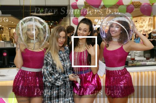 Amstelveen 27 mei 2021
Opening Yoyo tea bar van Rachel Hazes in winkelcentrum Amstelveen.
Andre Hazes zijn vriendinSarah v Soelen en haar ouders zijn ook aanwezig. manon Kool
