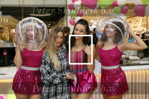 Amstelveen 27 mei 2021
Opening Yoyo tea bar van Rachel Hazes in winkelcentrum Amstelveen.
Andre Hazes zijn vriendinSarah v Soelen en haar ouders zijn ook aanwezig. manon Kool