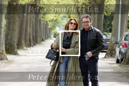 Huizen 15 mei 2021
Marco Borsato en Leontien Borsato vertrekken vanuit Huizen naar de verjaardag van Leco