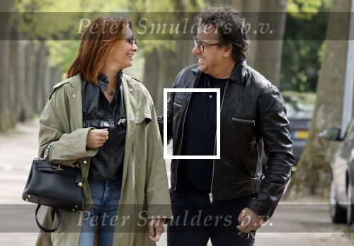 Huizen 15 mei 2021
Marco Borsato en Leontien Borsato vertrekken vanuit Huizen naar de verjaardag van Leco