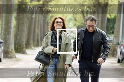 Huizen 15 mei 2021
Marco Borsato en Leontien Borsato vertrekken vanuit Huizen naar de verjaardag van Leco